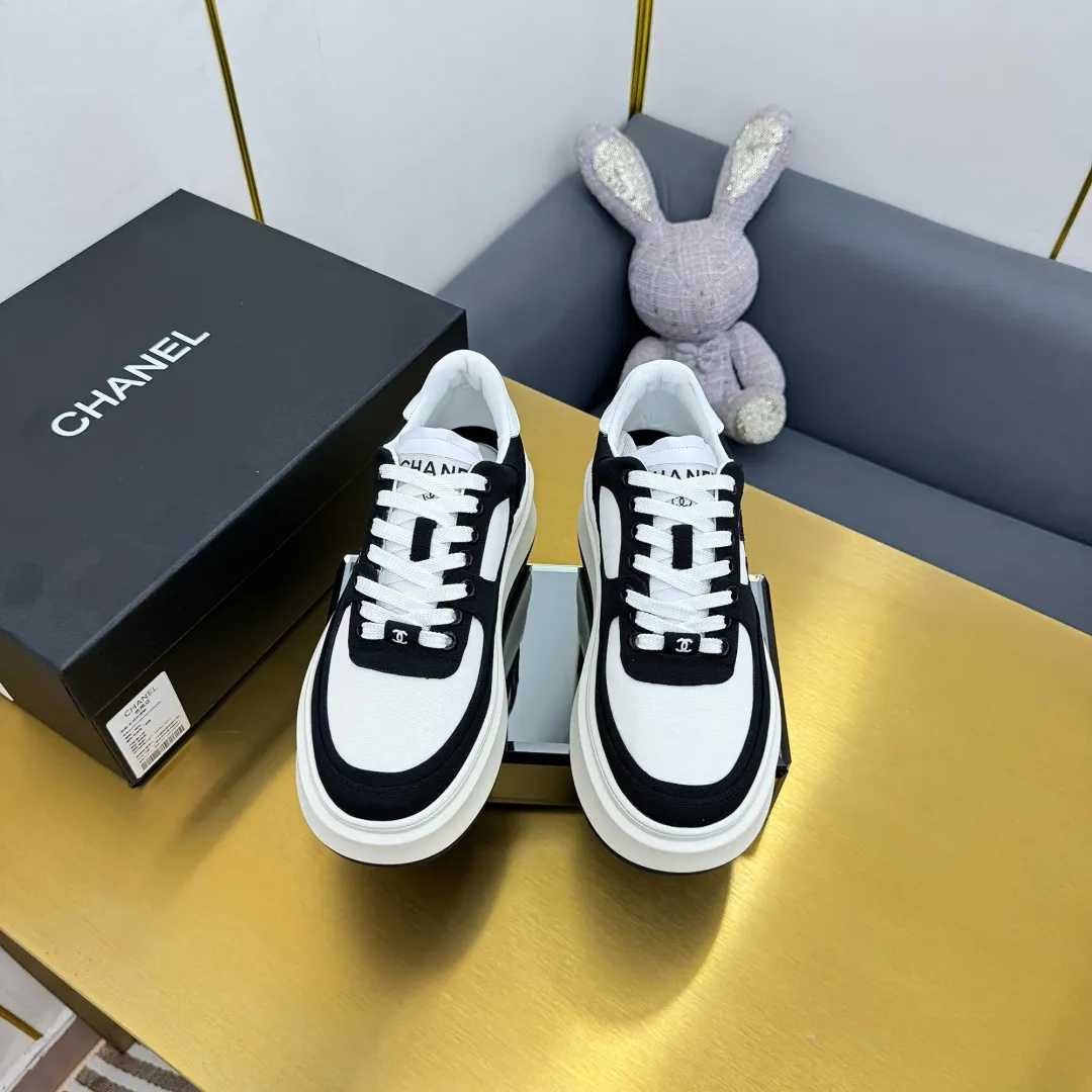 👟👟Ex-factory price 600👟👟 Upgraded version, upgraded version, upgraded version! No rebuttal accepted! ! ! ! Chanel Chanel panda shoes! 2025 counter's top casual sports shoes. This classic design; the upper is electro-embroidered with a variety of techniques; the outsole is fashionable and sporty; the unusual inclusion of a variety of color matching elements... The diversified mix and match is very good-looking and versatile, and can be used for leisure, fashion, sports, and outdoor... ꫛꫀꪝ Go➫ Materials: ❶Upper made of: original imported first-layer silk cowhide + original waterproof cloth + original first-layer cowhide ❷Inner lining: Original Yangli+Net ❸Outsole based on: Original TPU combination outsole Counter boutique packaging complete set for women 35–41 👉 👉